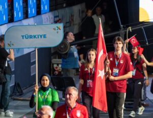 - Törende, Türk bayrağını voleybol milli takımı kaptanı Ceylin Kuyan