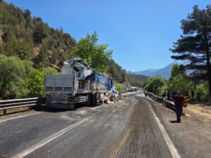 ADANA (AA) – Adana'nın Pozantı ilçesinde 3 tırın çarpıştığı zincirleme