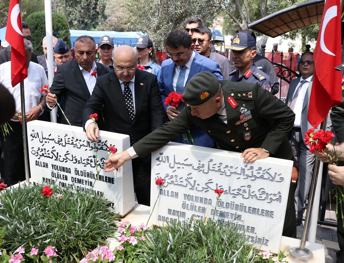 Adana'da Demokrasi ve Milli Birlik Günü dolayısıyla şehitlikler ziyaret edildi