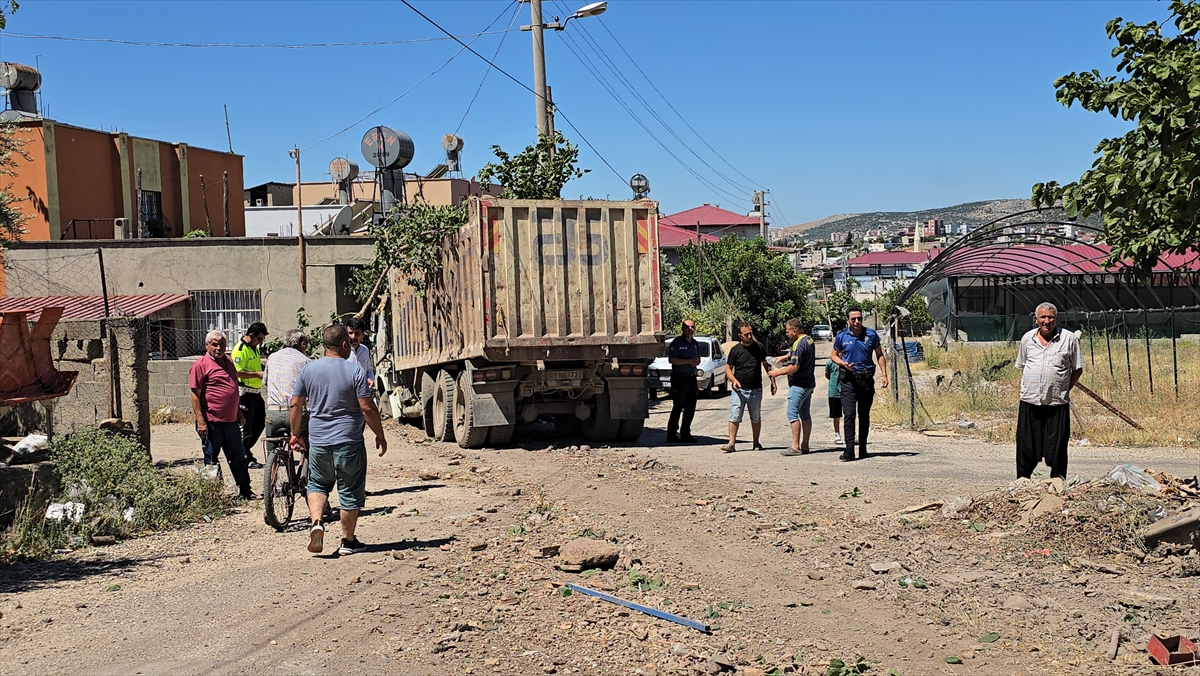 Adana'da fren arızası nedeniyle kaza yapan kamyonun sürücüsü yaralandı