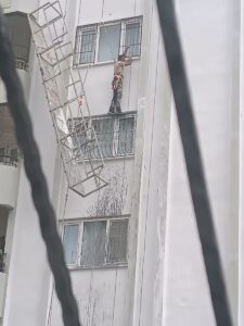 ADANA (AA) – Adana'nın Yüreğir ilçesinde bir apartmanın dış cephesinin