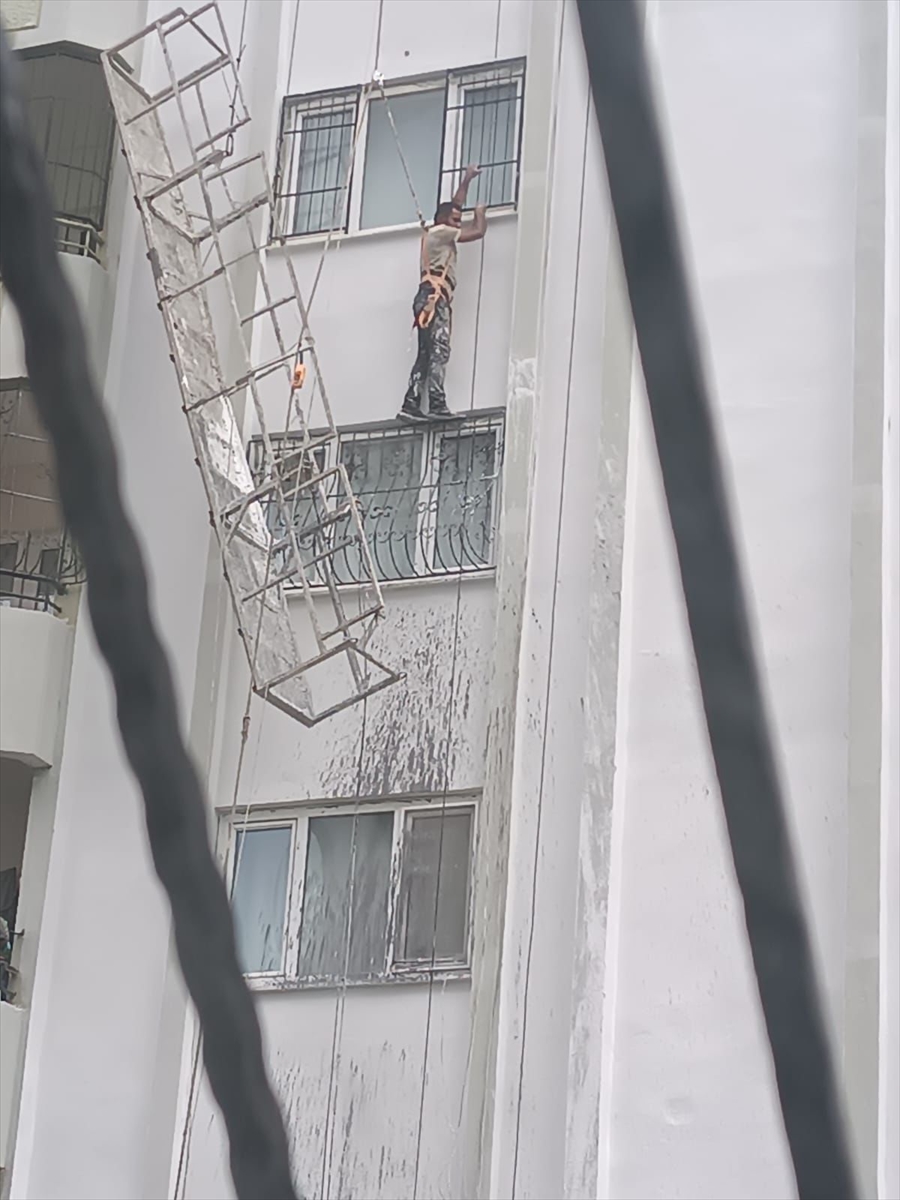 Adana'da halatı kopan iskelede asılı kalan işçiyi itfaiye ekipleri kurtardı