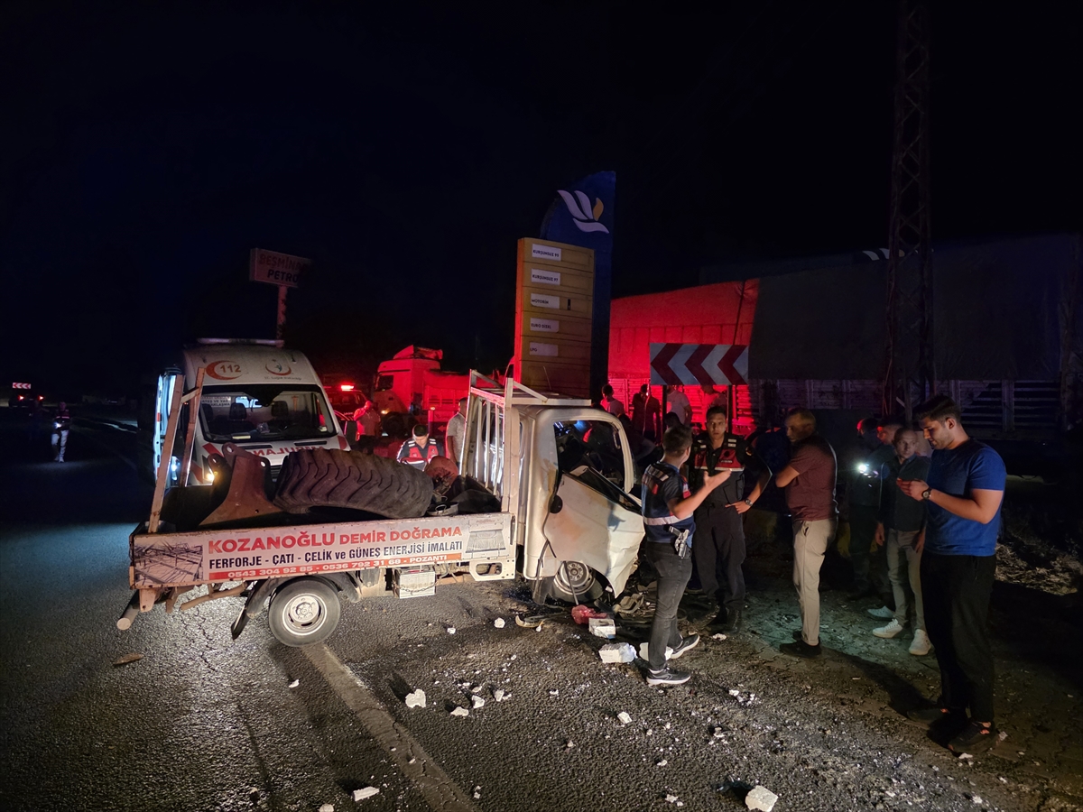 Adana'da kamyonet ile taksinin çarpıştığı kazada 4 kişi yaralandı