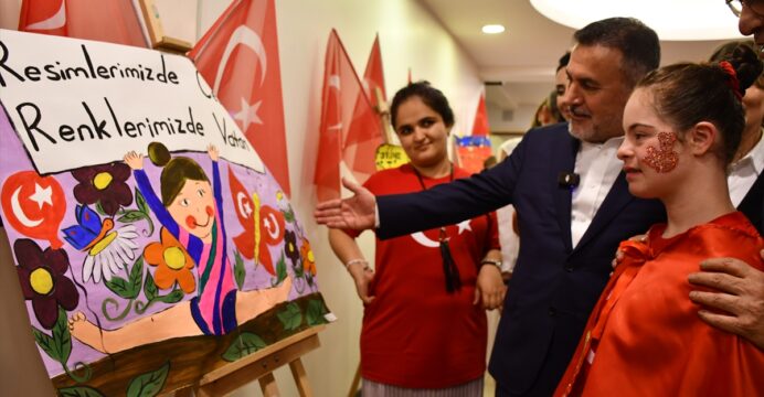 Adana'da özel gereksinimli çocukların yaptığı resimler sergilendi