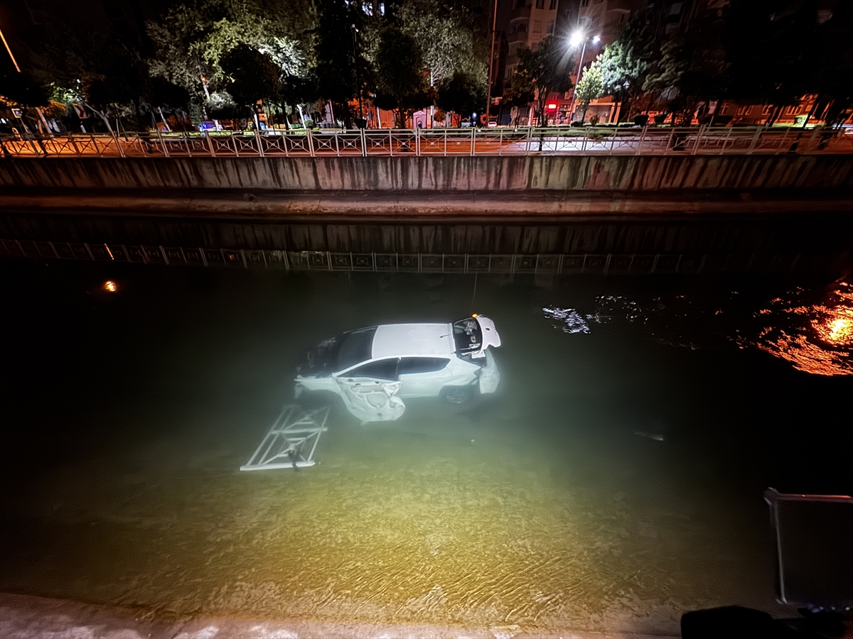 Adana'da sulama kanalına devrilen otomobildeki 3 kişi yaralandı