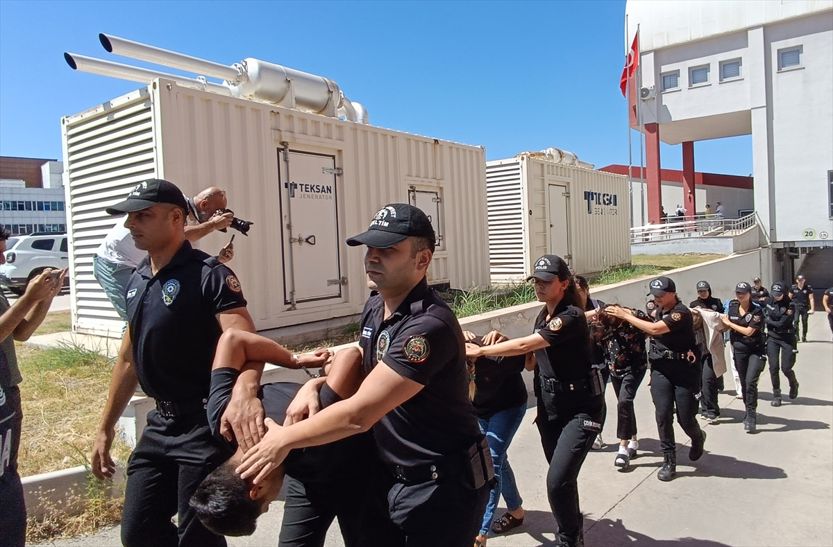 Adana'da uyuşturucu operasyonunda yakalanan 30 zanlıdan 16'sı tutuklandı