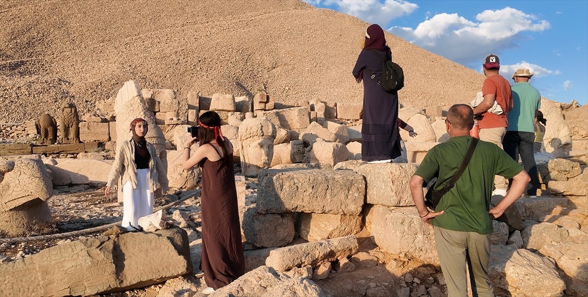 Nemrut Dağı'nda ziyaretçi yoğunluğu artıyor