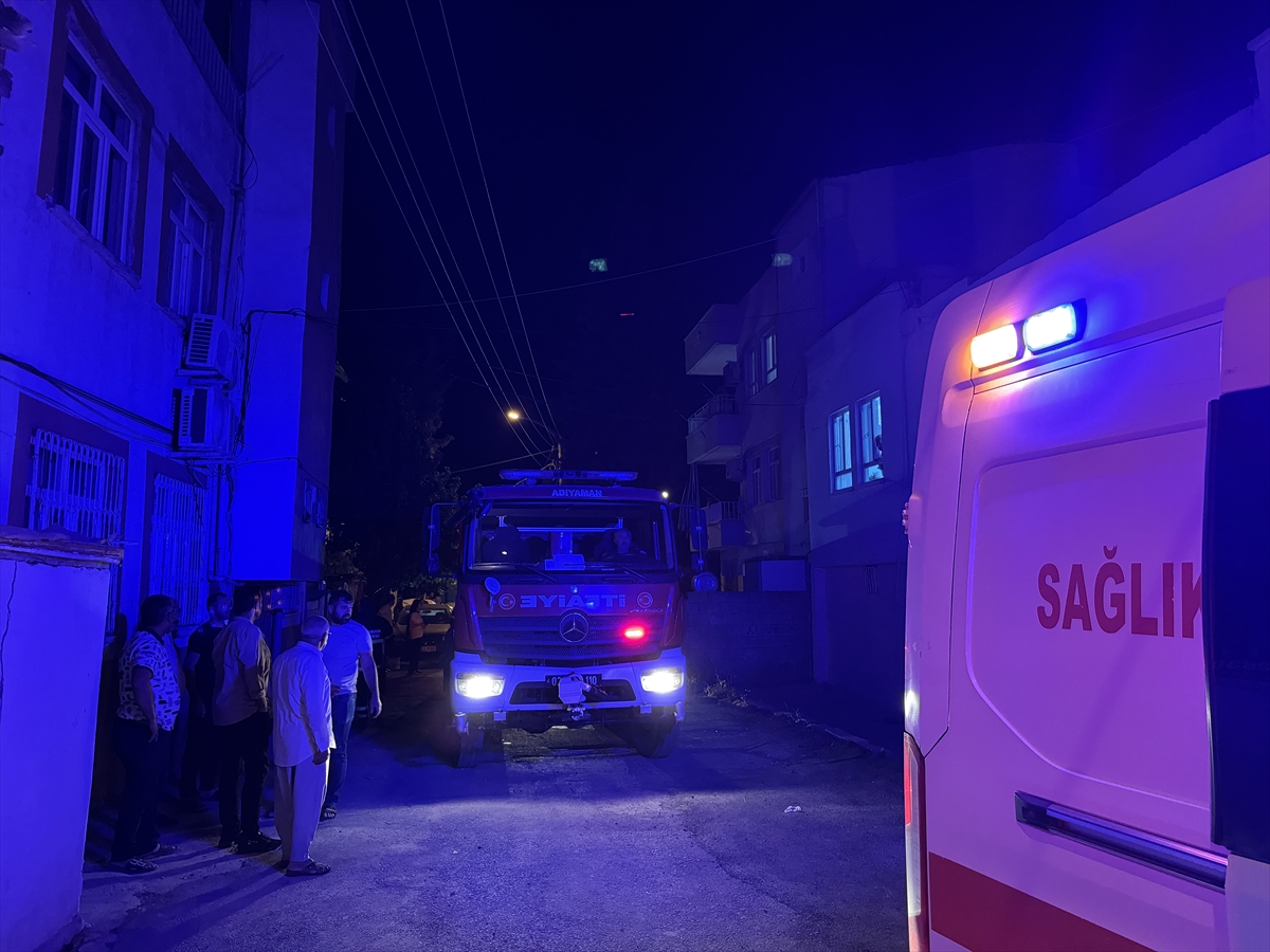 Adıyaman'da evde çıkan yangında 2 kişi dumandan etkilendi