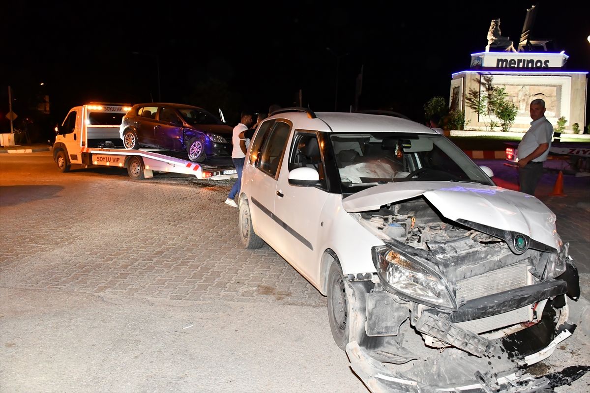 Adıyaman'da hafif ticari araç ile otomobilin çarpıştığı kazada 4 kişi yaralandı