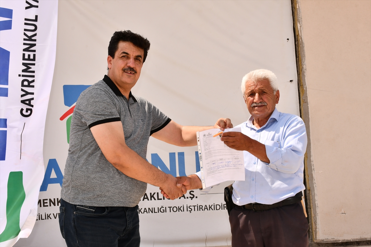 Adıyaman'da yapımı tamamlanan 48 ticarethanenin hak sahiplerine dağıtımı başladı