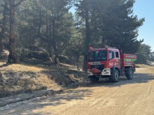 - "Yangının enerjisi düşürülürken spot yanımları önlemek, etrafı çevrelenen yangın