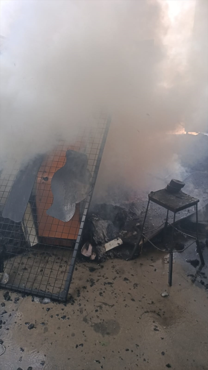 Afyonkarahisar'da dorse imalat atölyesinde çıkan yangın söndürüldü