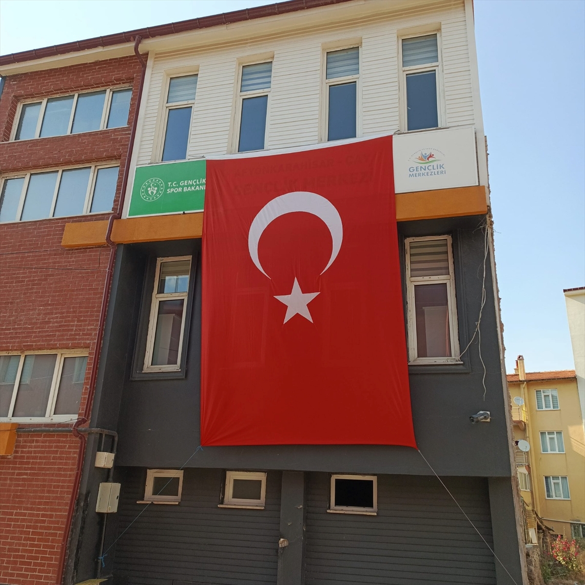 Afyonkarahisar'da kamu binalarına “Terörsüz Türkiye”ye destek için Türk bayrakları asıldı