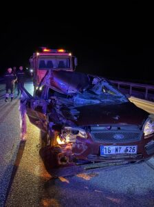 AFYONKARAHİSAR (AA) – Afyonkarahisar'ın Sandıklı ilçesinde otomobil ile tırın çarpışması