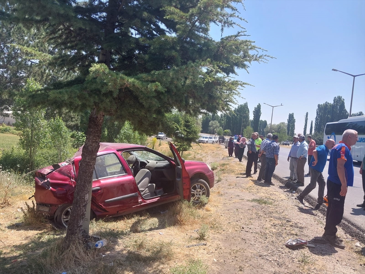 Afyonkarahisar'da tırın otomobile çarptığı kazada 1 kişi öldü, 5 kişi yaralandı