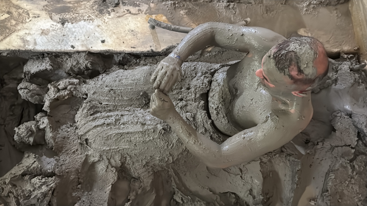 Afyonkarahisar'daki Hüdai Kaplıcaları gurbetçilerin dinlenme yeri oluyor