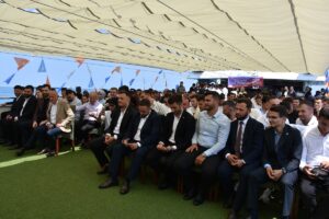 - "AK Parti Gençlik Kolları'na bir siyasi hareketin, ana muhalefet