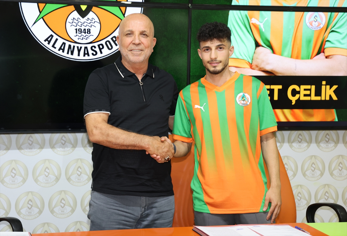 Alanyaspor, kadrosuna kattığı 2 oyuncu için imza töreni düzenledi