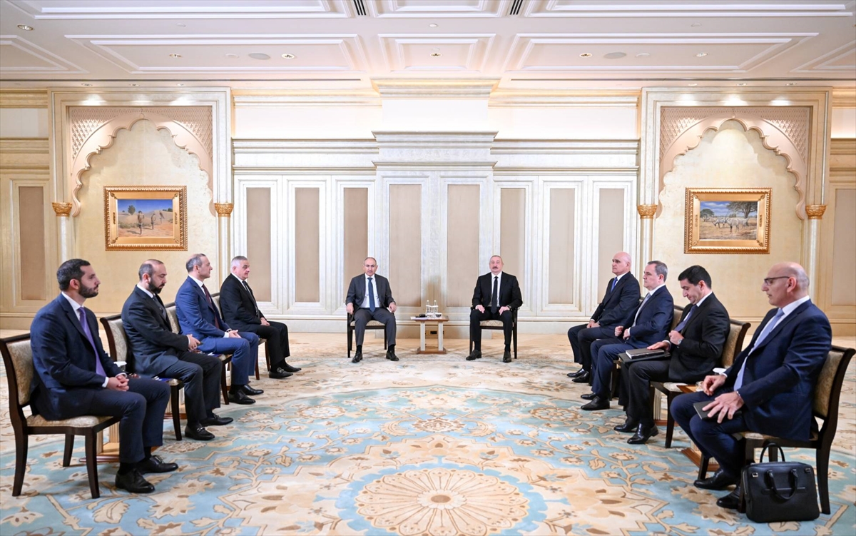 Aliyev ve Paşinyan, Abu Dabi'de bir araya geldi