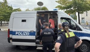 BERLİN (AA) – Almanya'nın başkenti Berlin'deki Filistin destekçileri, Gazze'deki soykırıma