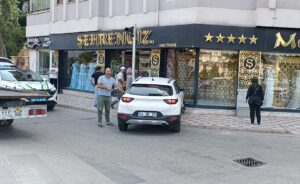 AMASYA (AA) – Amasya'da çarpışan iki otomobilden birinin iş yerinin