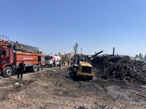 AMASYA (AA) – Amasya'nın Merzifon ilçesinde kereste deposunda çıkan yangın