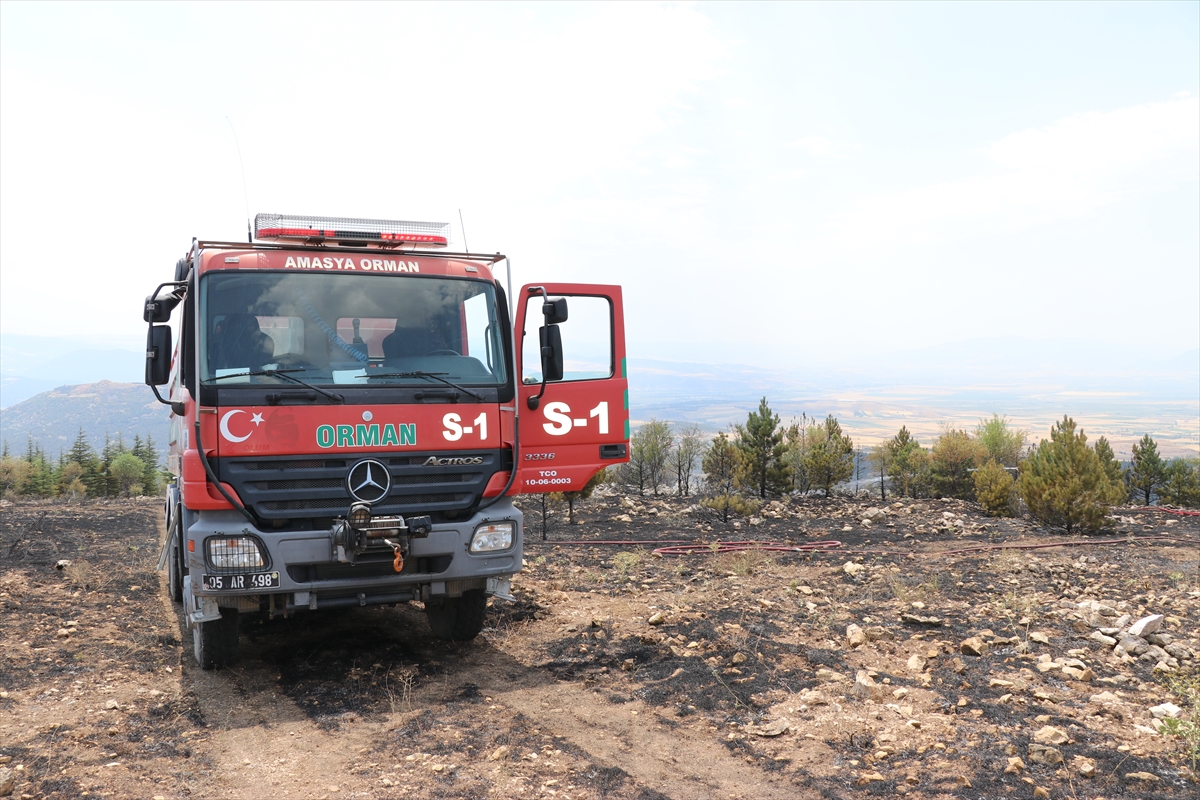Amasya'da otluk arazide çıkıp ormanlık alana sıçrayan yangın söndürüldü