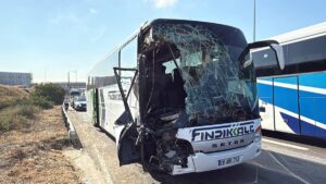 KOCAELİ (AA) – Anadolu Otoyolu'nun Kocaeli kesiminde yolcu otobüsünün kamyona