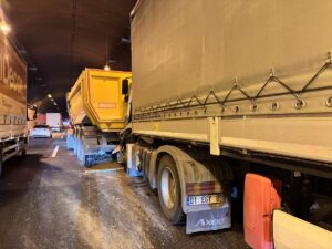 KOCAELİ (AA) – Anadolu Otoyolu’nun Kocaeli kesiminde 3 tır ve