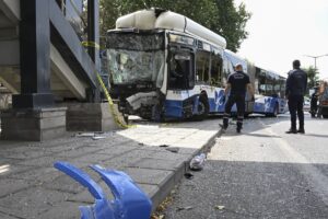 ANKARA (AA) – Ankara'nın Keçiören ilçesinde belediye otobüsünün karıştığı zincirleme