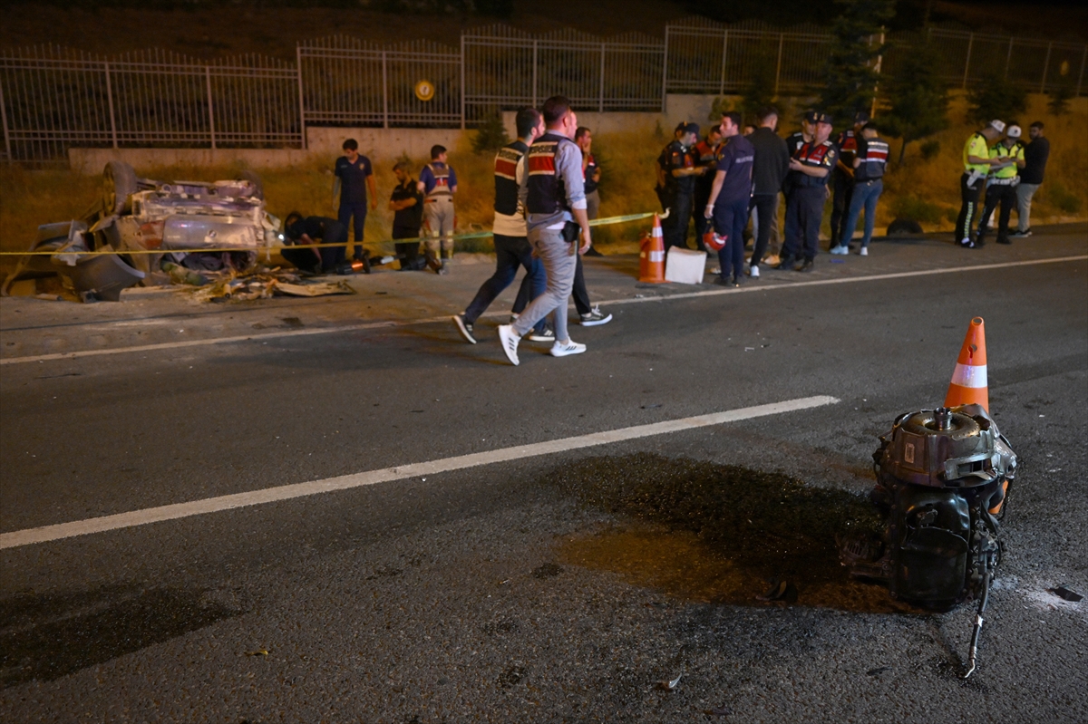 Ankara'da iki otomobilin çarpışması sonucu 2 kişi öldü