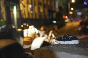 - Keçiören'de yaşlı bir kadın yaşadığı apartmandan vatandaşların yardımıyla tekerlekli