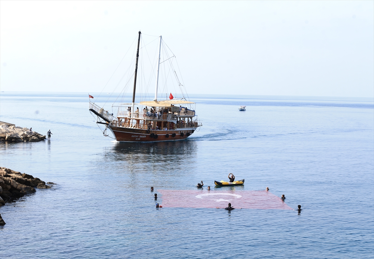 Antalya'da 15 Temmuz dolayısıyla denizde Türk bayrağı açıldı