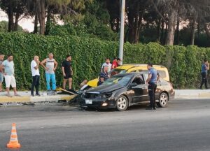 ANTALYA (AA) – Antalya'nın Serik ilçesinde, ticari taksi ile otomobilin