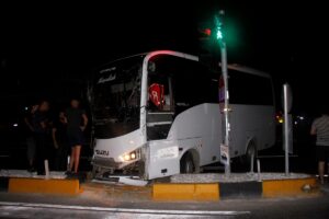 ANTALYA (AA) – Antalya’nın Serik ilçesinde 3 midibüsün karıştığı kazada