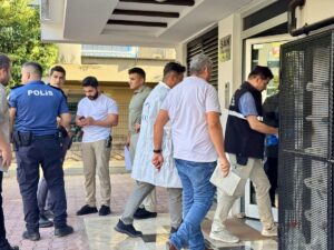 Antalya'da bir kişi bıçaklanmış halde ölü bulundu - Ölen kişinin ev arkadaşı olduğu öne sürülen şüpheli gözaltına