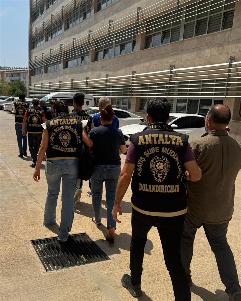 Antalya'da dolandırıcılık operasyonunda yakalanan 5 kişiden 2'si tutuklandı