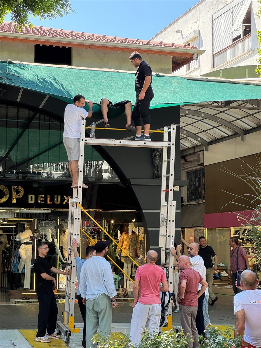 Antalya'da evinin balkonunda dengesini kaybeden kişi alttaki iş yerinin tentesine düştü