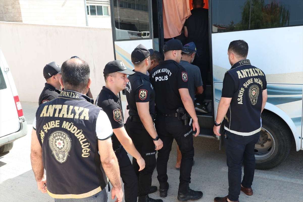 Antalya'da hakkında kesinleşmiş hapis cezası bulunan 30 kişi yakalandı