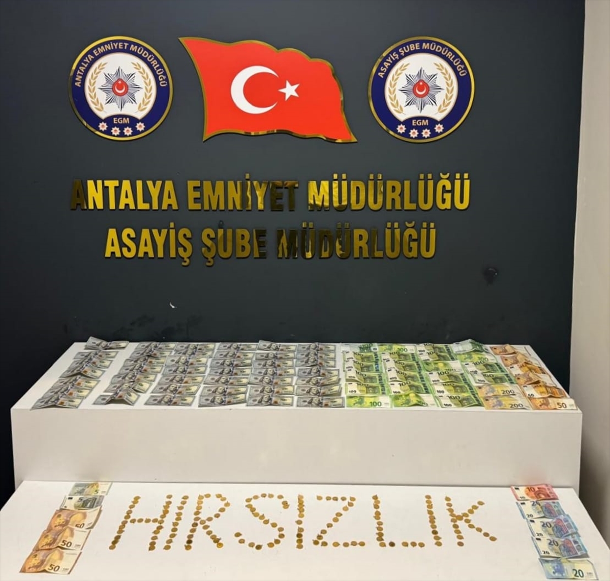 Antalya'da hırsızlık yaptıkları iddiasıyla yakalanan 3 şüpheliden 1'i tutuklandı