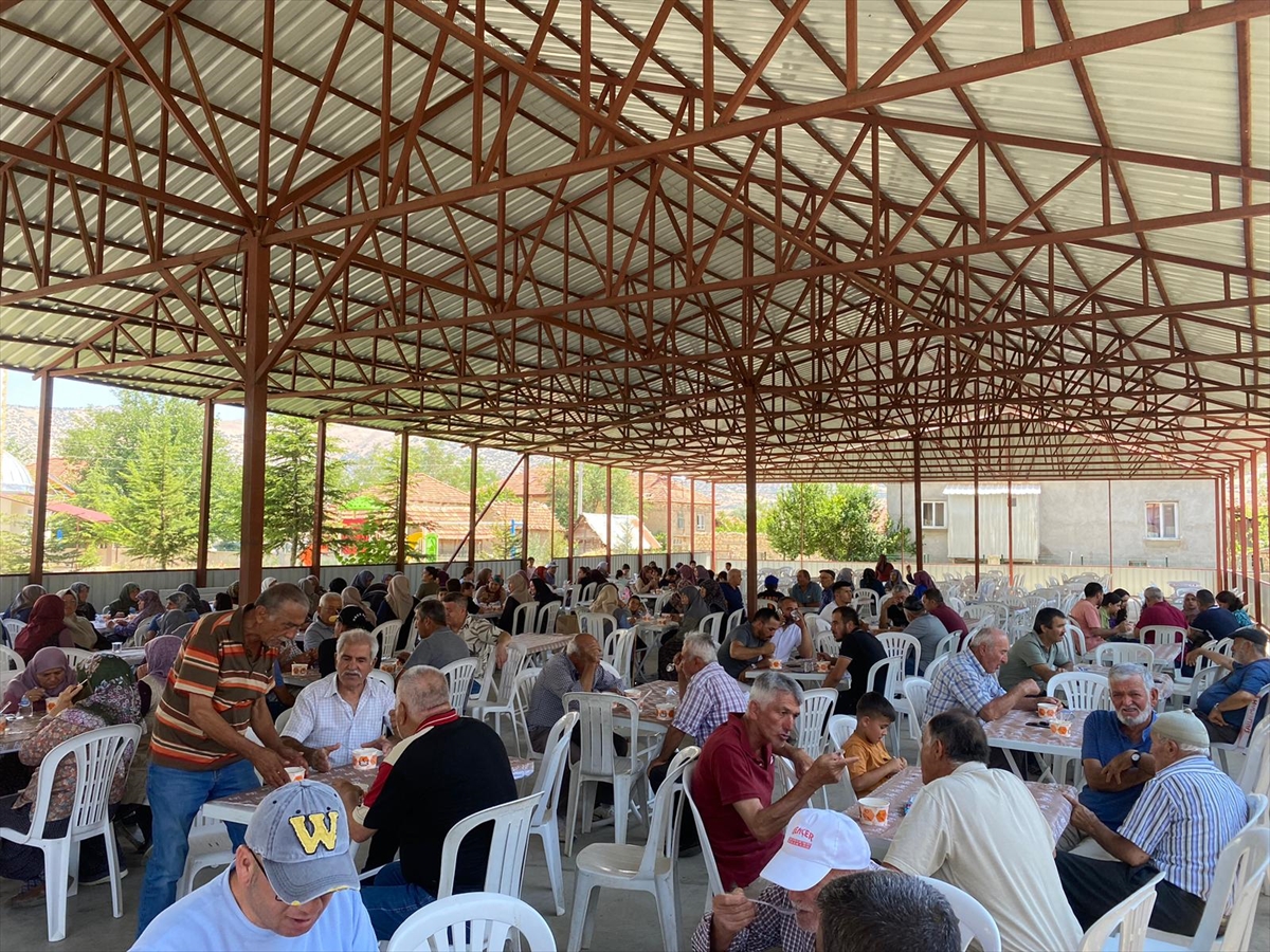 Antalya'da imece usulü kazanlarda pişirilen aşure vatandaşlara dağıtıldı