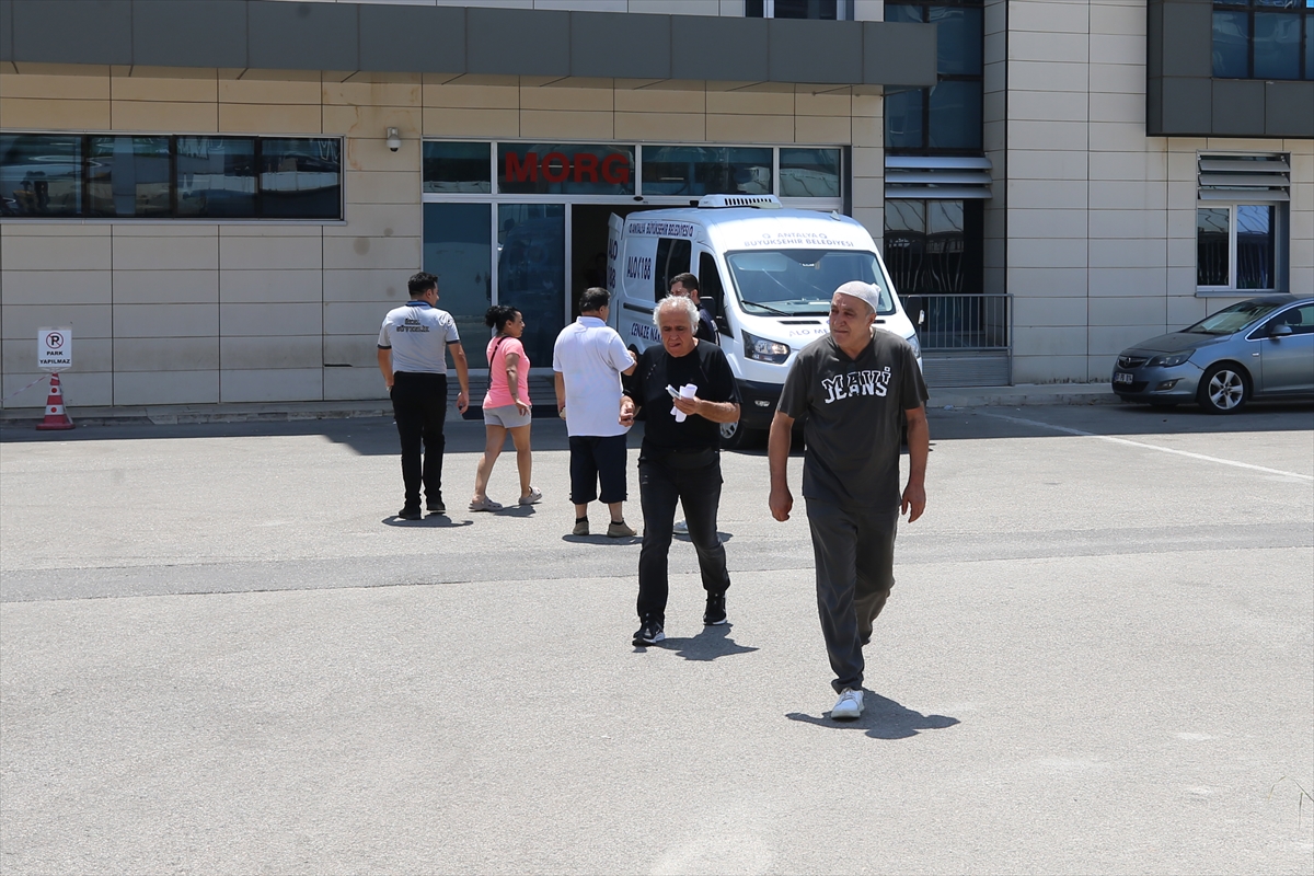 Antalya'da kontrolden çıkan otomobilin kaldırımda çarptığı üniversite öğrencisi öldü