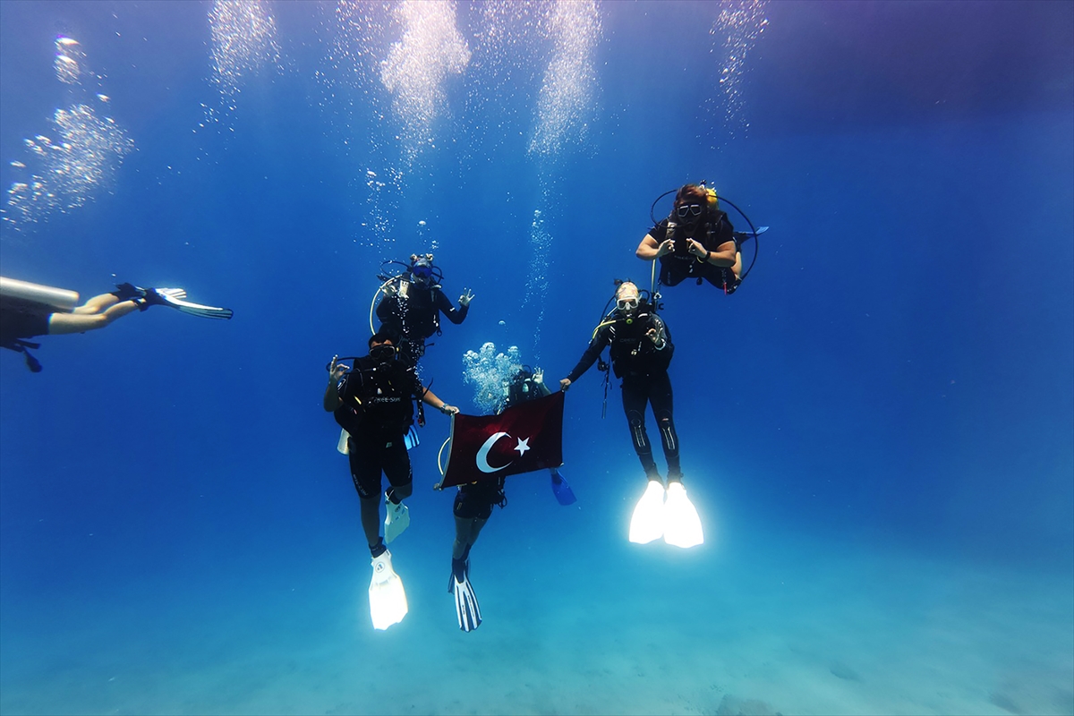 Antalya'da öğrenciler gökyüzünde ve sualtında gerçekleşen etkinliklerle 15 Temmuz şehitlerini andı