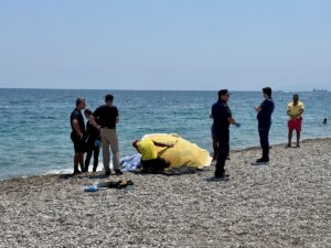 ANTALYA (AA) – Antalya'nın Konyaaltı ilçesi sahilinde, kıyıya vurmuş erkek