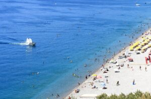 ANTALYA (AA) – Antalya'da sıcak hava ve nemden bunalan yerli