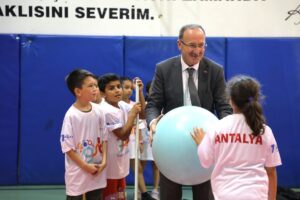 Antalya'da “Üç Adımda Zirveye” okul öncesi dönemde hentbol eğitimi başladı ANTALYA (AA) – Antalya Milli Eğitim Müdürlüğü tarafından hayata geçirilen