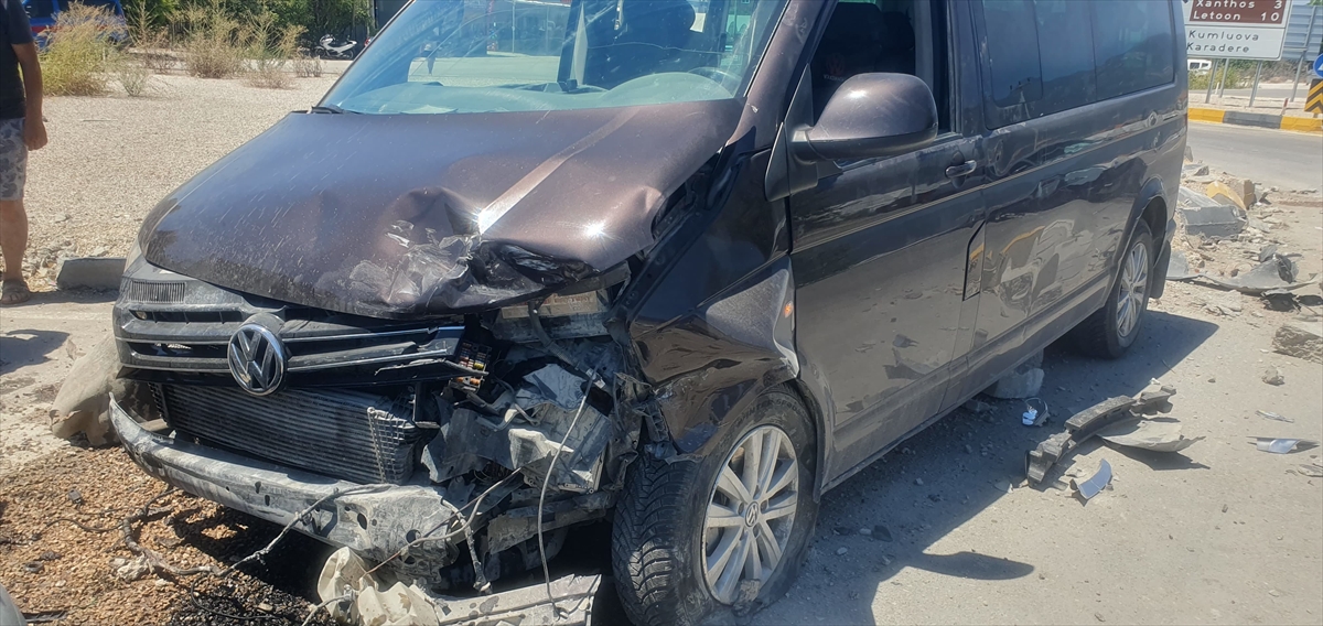 Antalya'da üç aracın karıştığı kazada 5 kişi yaralandı