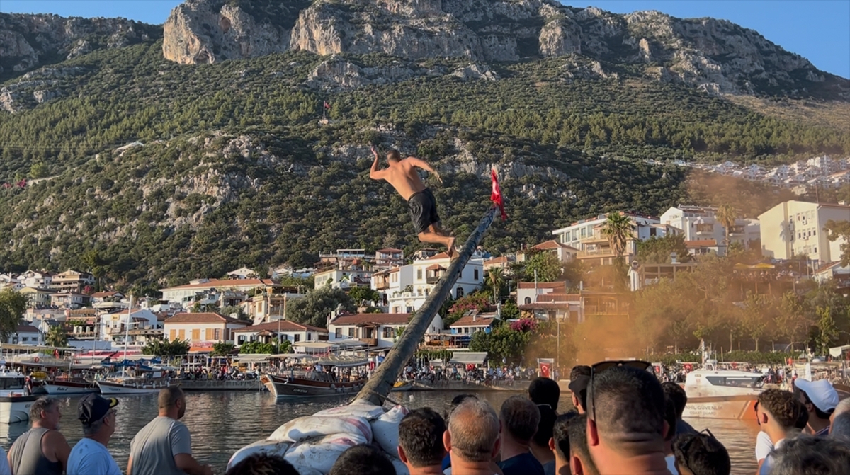 Antalya'da yağlı direkten bayrak kapma yarışması yapıldı