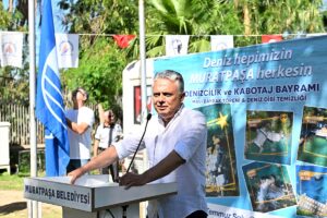 ANTALYA (AA) – Antalya'nın Muratpaşa ilçesindeki falez plajlarında "Mavi Bayrak"