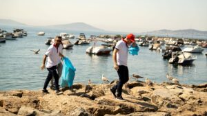 İSTANBUL (AA) – Aras Kargo çalışanları ve DenizTemiz Derneği/TURMEPA gönüllüleri,